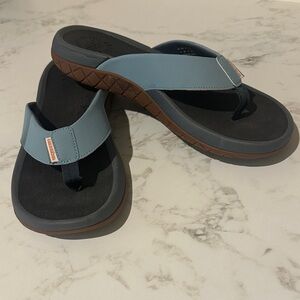 Grundens Deck Boss Blue and Black Fishing flip flops size 9. NWOT